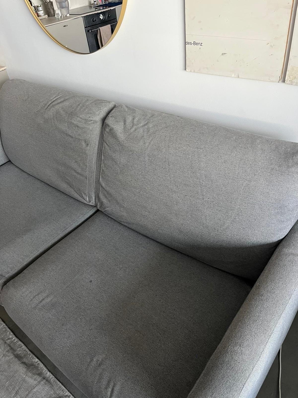 Canapé propre après nettoyage professionnel à domicile