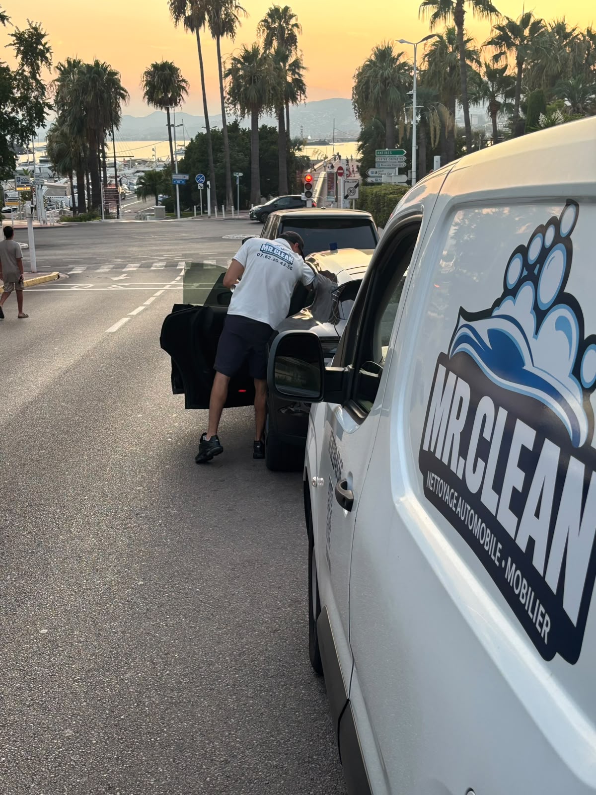 Camion Mister Clean et nettoyage auto à domicile au coucher de soleil sur le port de Cannes