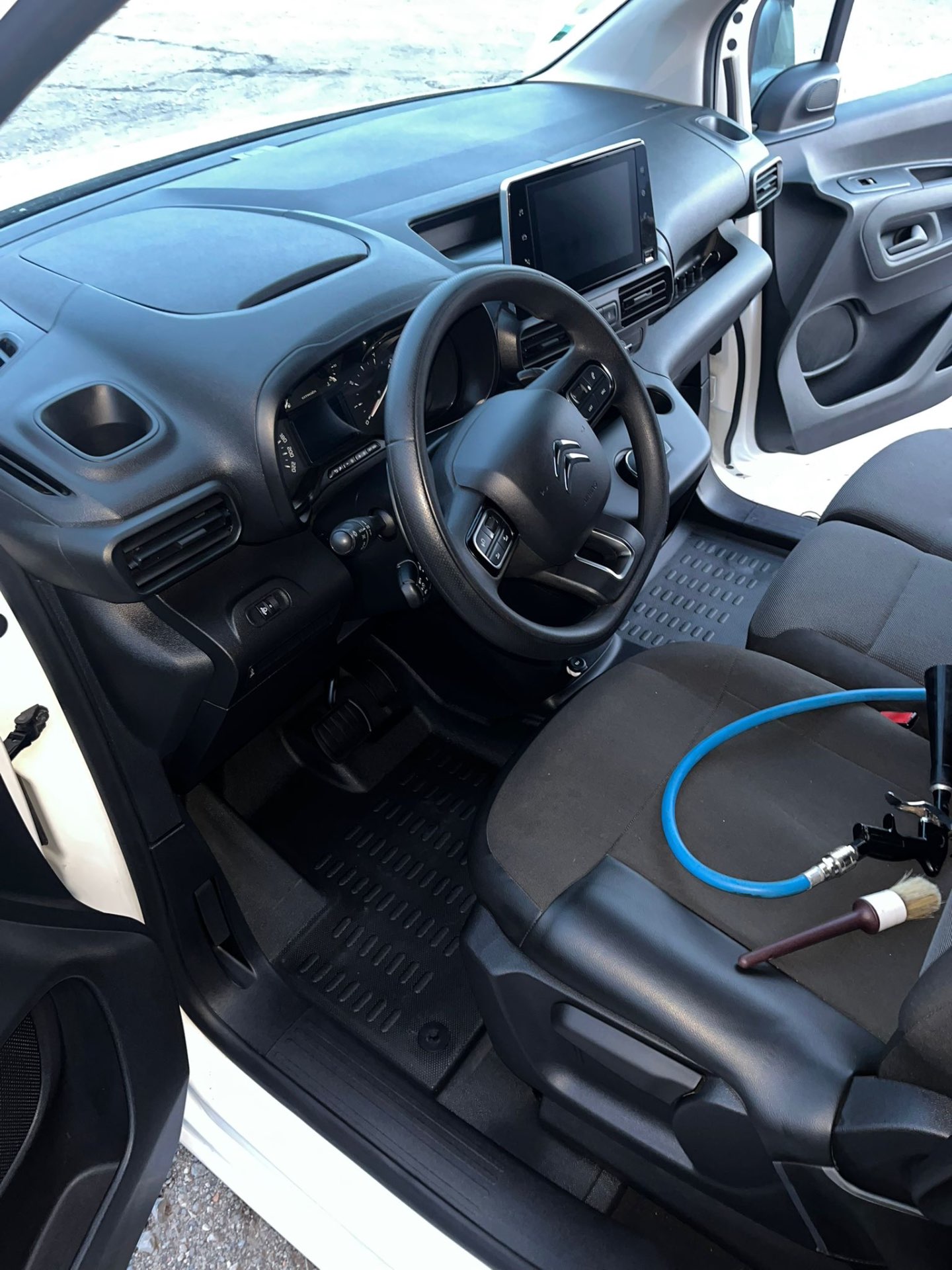 Intérieur voiture propre après nettoyage professionnel