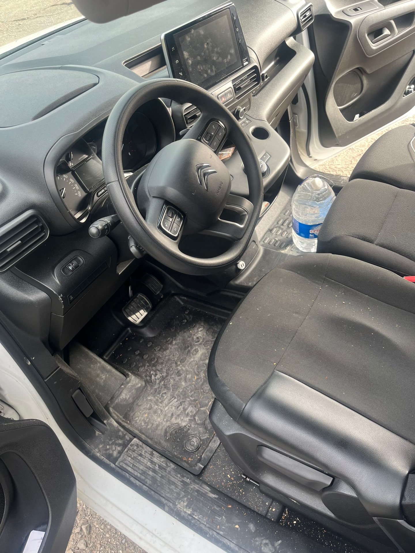 Intérieur voiture sale avant nettoyage professionnel