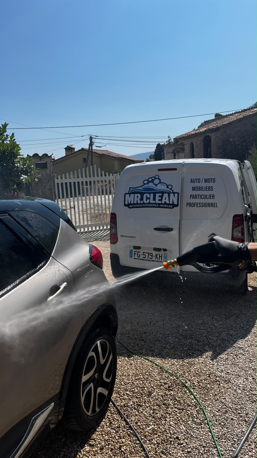 Lavage extérieur haute pression d'un véhicule à domicile par Mister Clean
